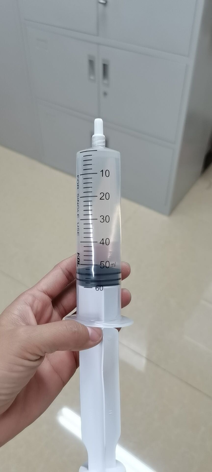 Remplissage cutané injectable à l' acide hyaluronique pour le visage, les lèvres, le corps, les seins et les fesses