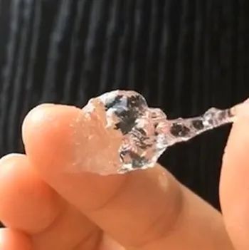Remplisseur cutané stérile à l'acide hyaluronique lié croisé utilisé dans les procédures d'augmentation des tissus mous du visage et d'hydratation de la peau