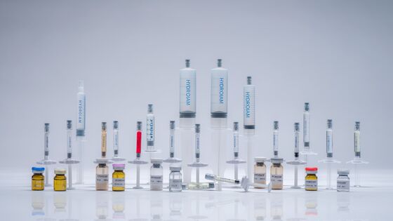 Remplisseur cutané à l'acide hyaluronique viscoélastique relié croisé offrant une intégration optimale des tissus et des effets d'hydratation prolongés
